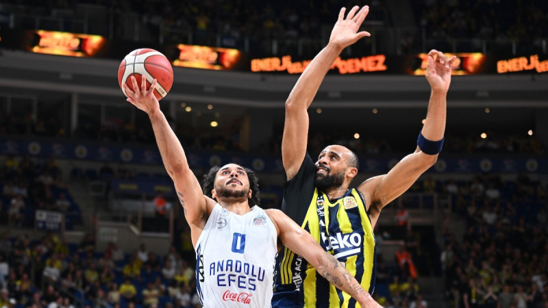 Larkina 31 punkts pagarina lielklubu sēriju un "Anadolu Efes" sezonu
