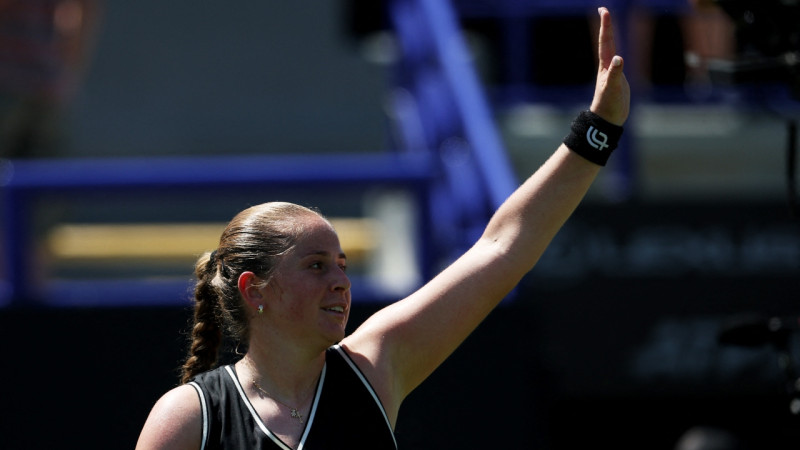 Ostapenko atspēlējas un tiek Īstbornas 1/4 finālā
