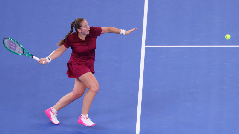 Uhaņas pusfinālā Ostapenko neizmanto iespējas un piekāpjas taibreikos