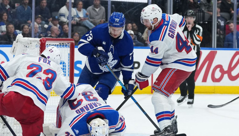 Šmitam esot uz ledus, Bļugers gūst pirmos vārtus "Maple Leafs" kreklā